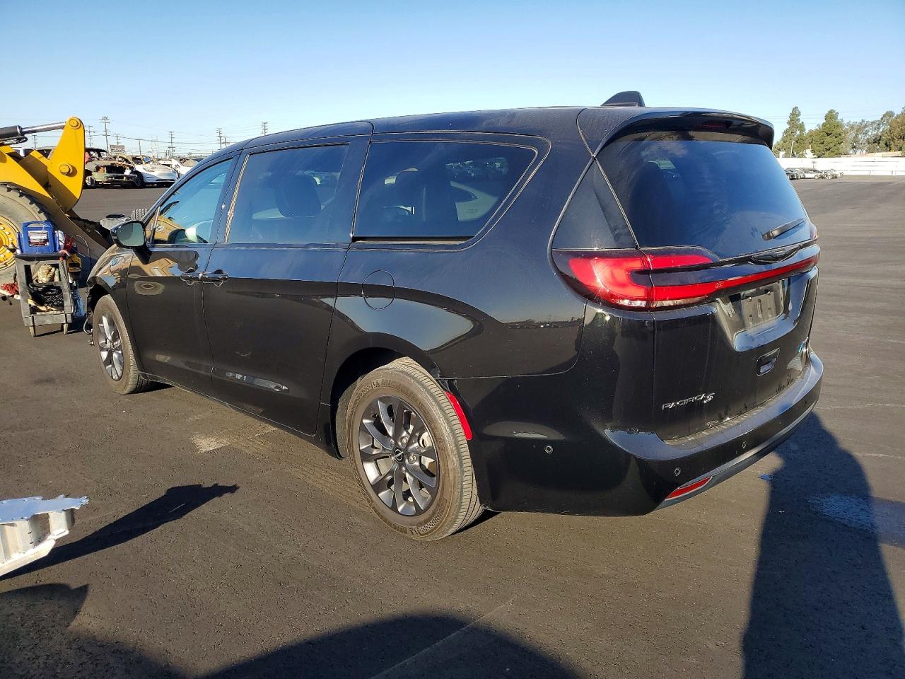 2024 CHRYSLER PACIFICA HYBRID SELECT photo 2
