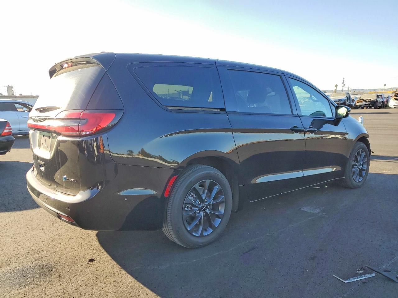 2024 CHRYSLER PACIFICA HYBRID SELECT photo 3