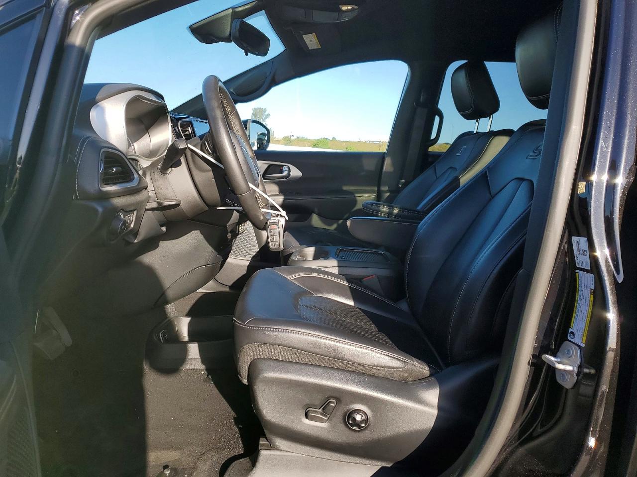 2024 CHRYSLER PACIFICA HYBRID SELECT photo 7