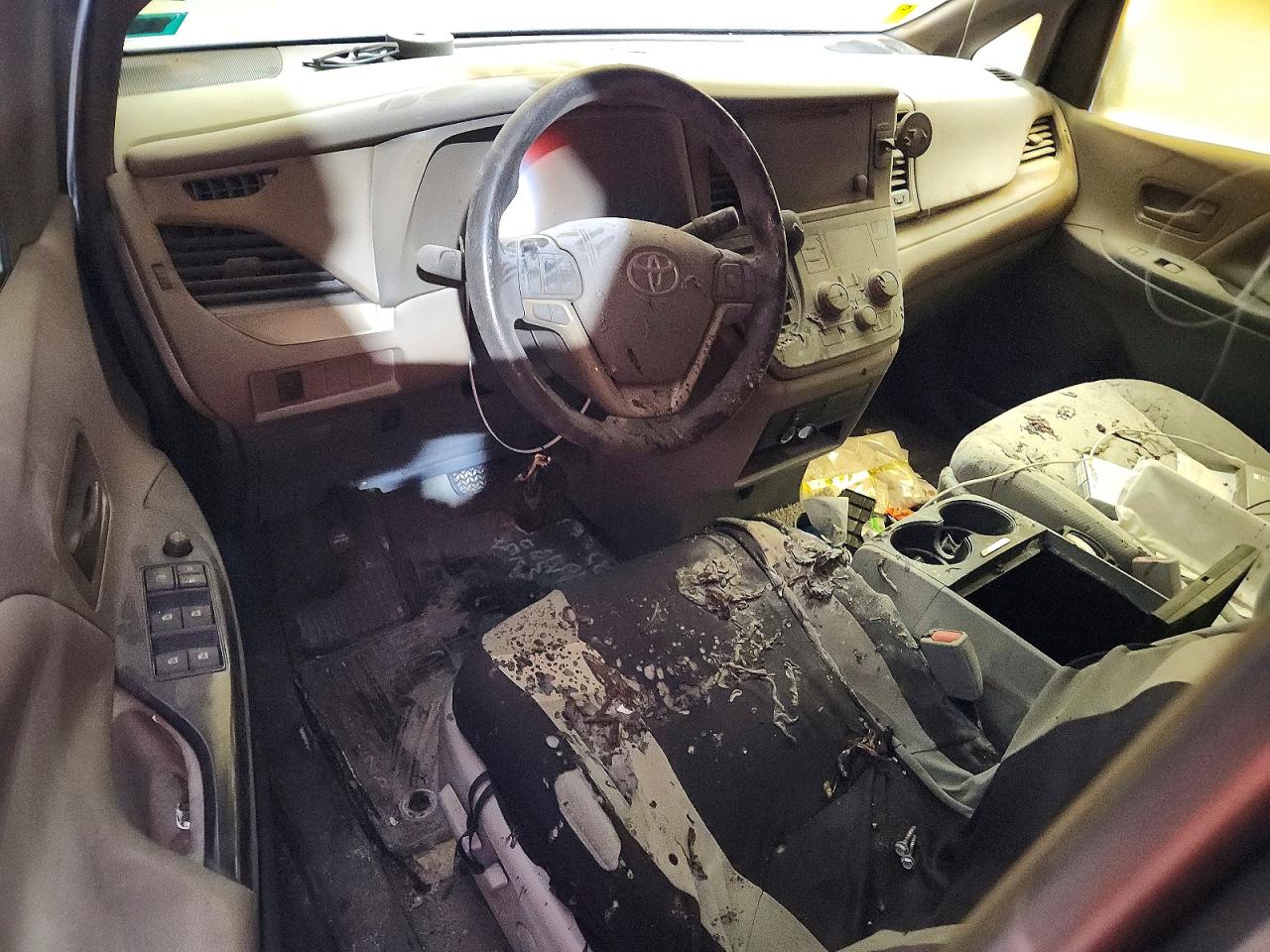 2015 TOYOTA SIENNA LE photo 15