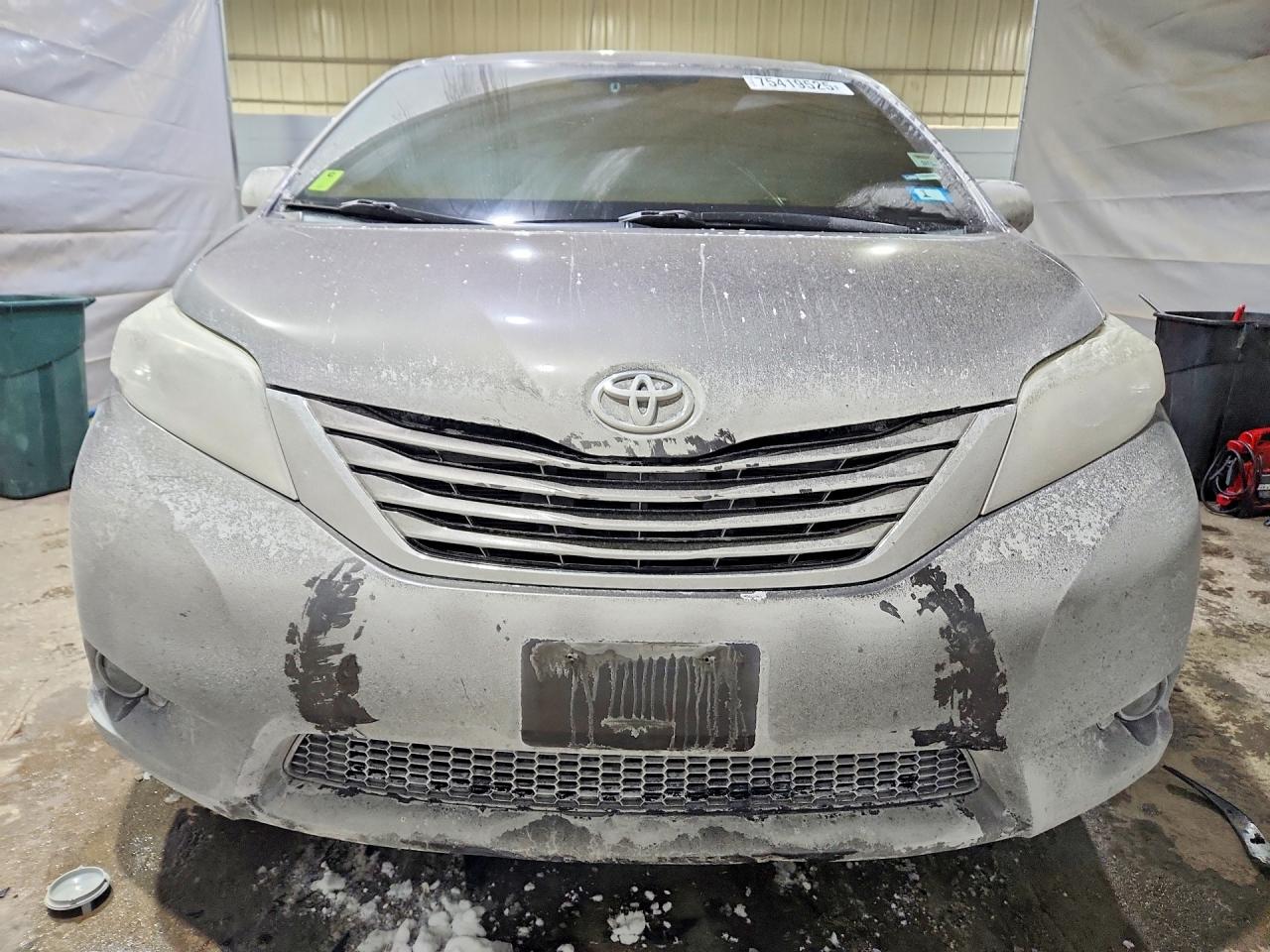 2015 TOYOTA SIENNA LE photo 9