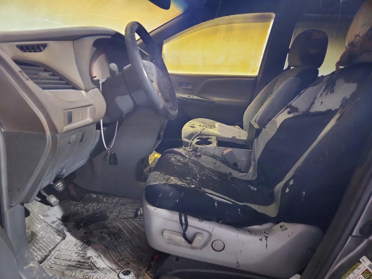 2015 TOYOTA SIENNA LE photo 13