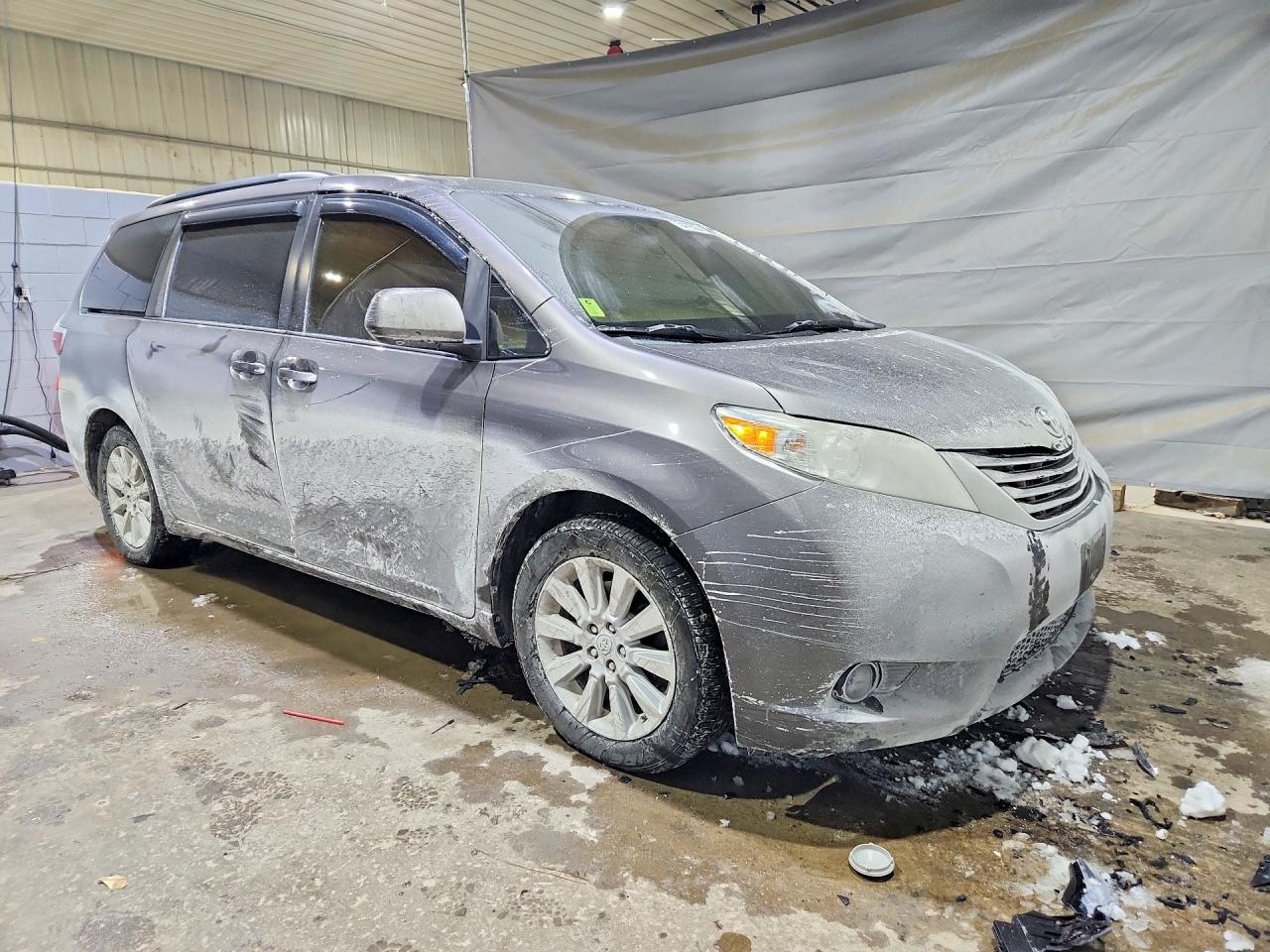 2015 TOYOTA SIENNA LE photo 7