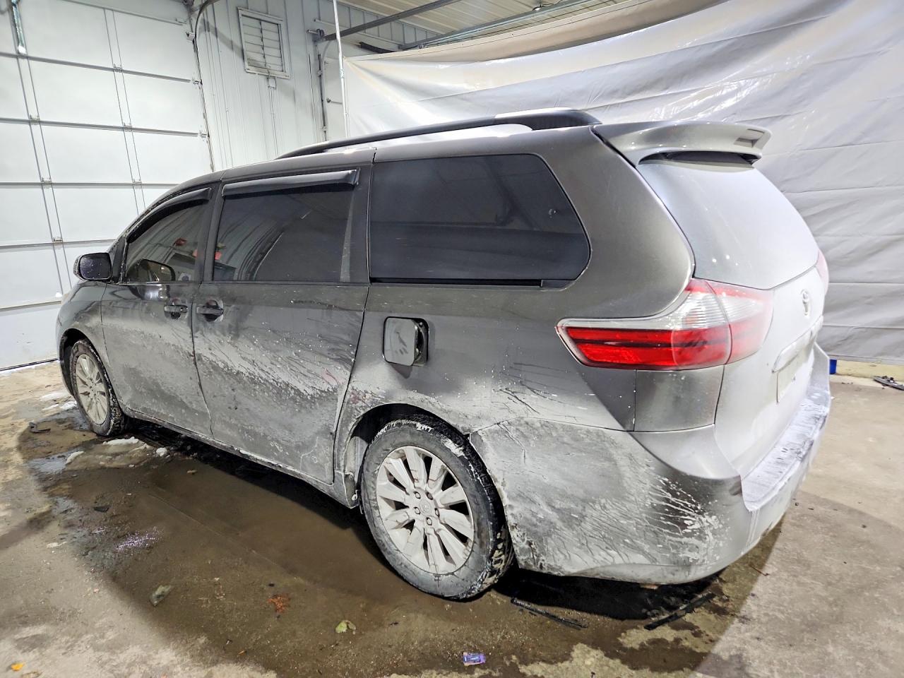 2015 TOYOTA SIENNA LE photo 3
