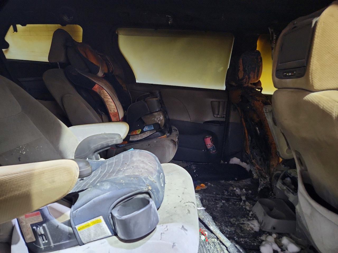 2015 TOYOTA SIENNA LE photo 21