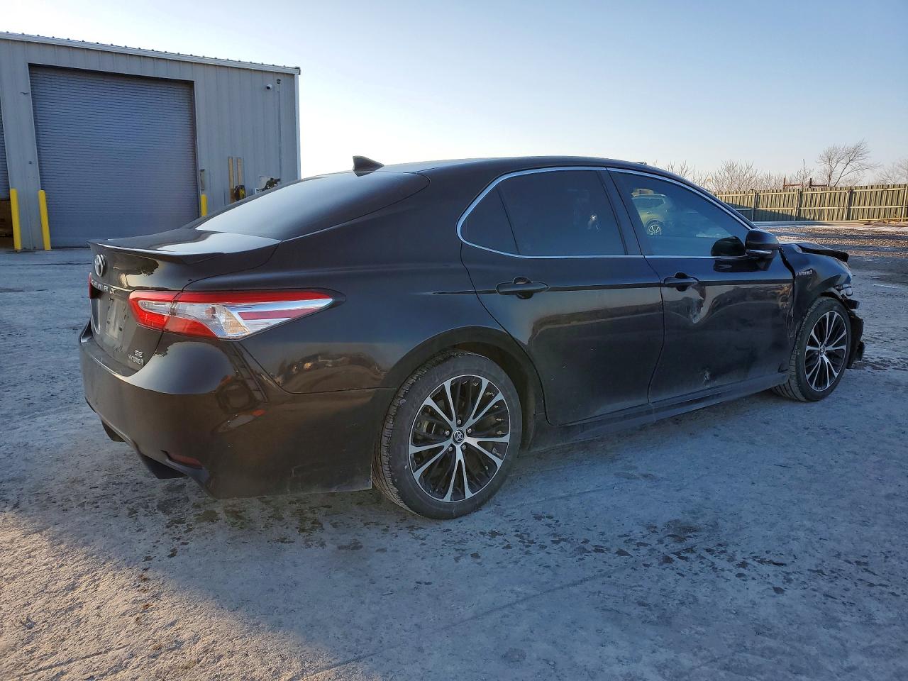2020 TOYOTA CAMRY SE photo 3