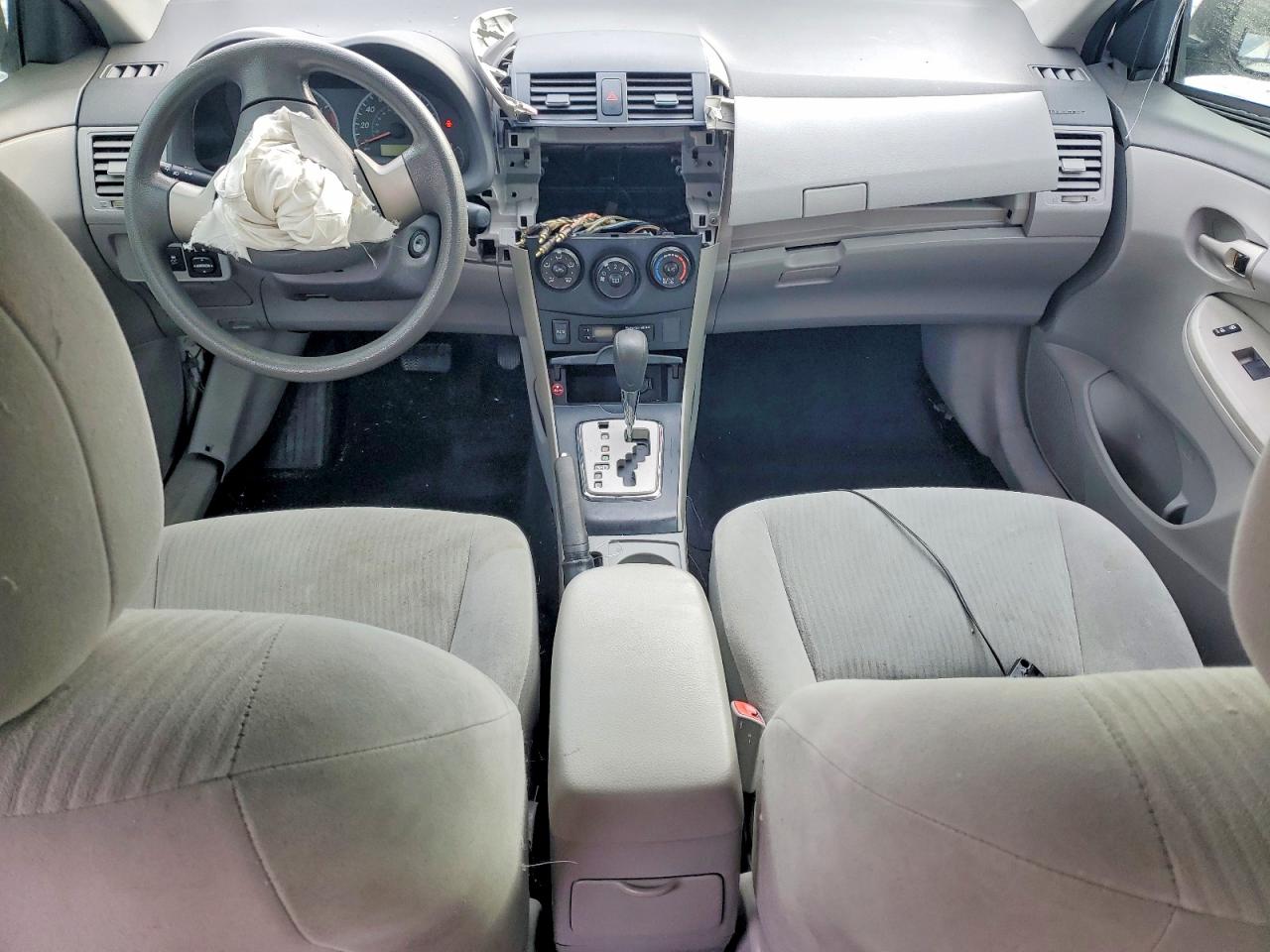 2010 TOYOTA COROLLA photo 8