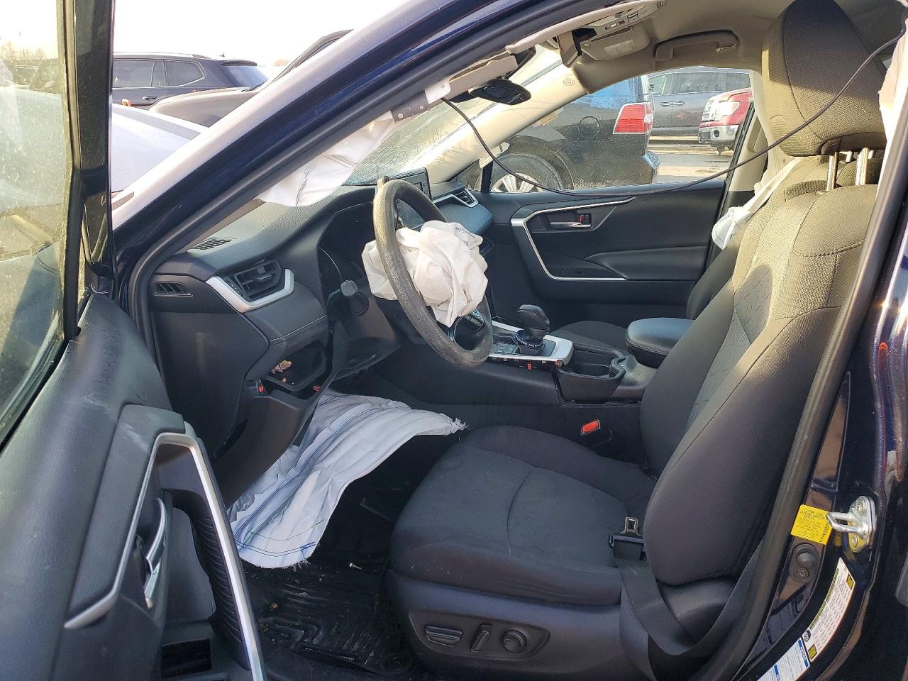 2021 TOYOTA RAV4 XLE photo 13