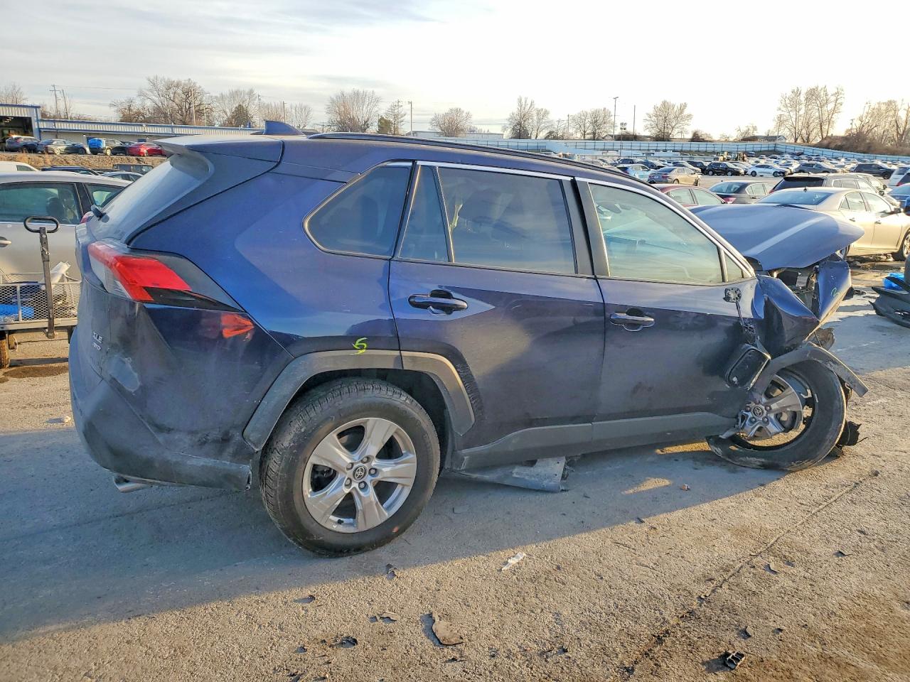 2021 TOYOTA RAV4 XLE photo 5