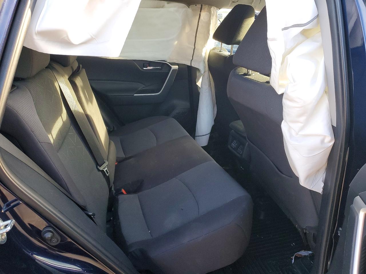 2021 TOYOTA RAV4 XLE photo 21