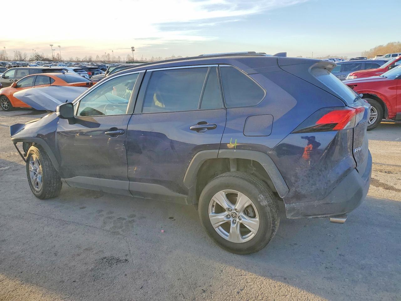 2021 TOYOTA RAV4 XLE photo 3