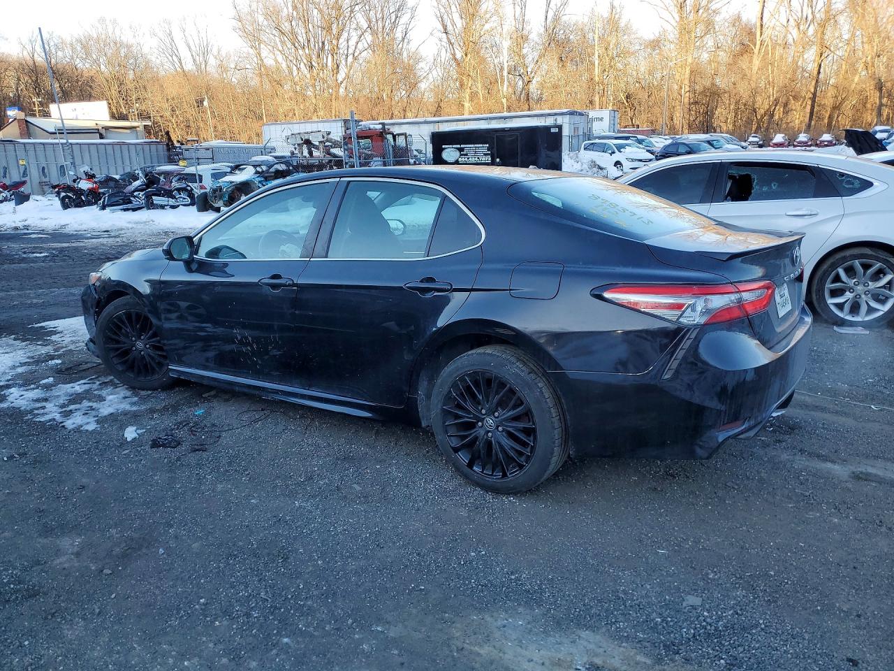 2018 TOYOTA CAMRY SE photo 2
