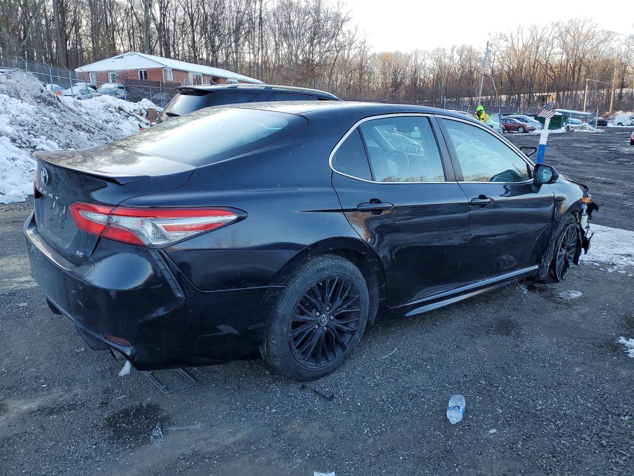 2018 TOYOTA CAMRY SE photo 3