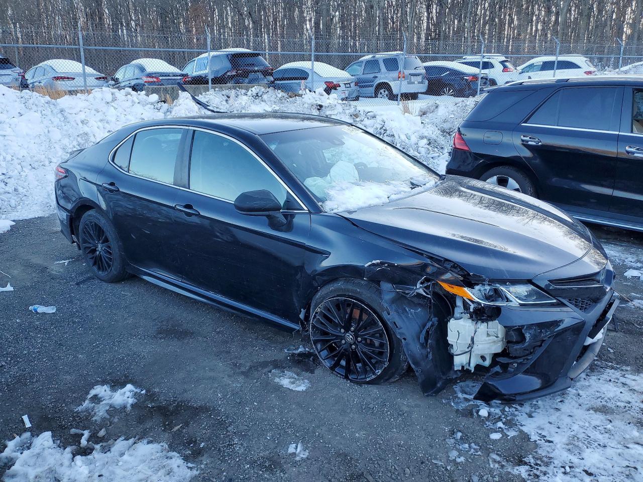 2018 TOYOTA CAMRY SE photo 4