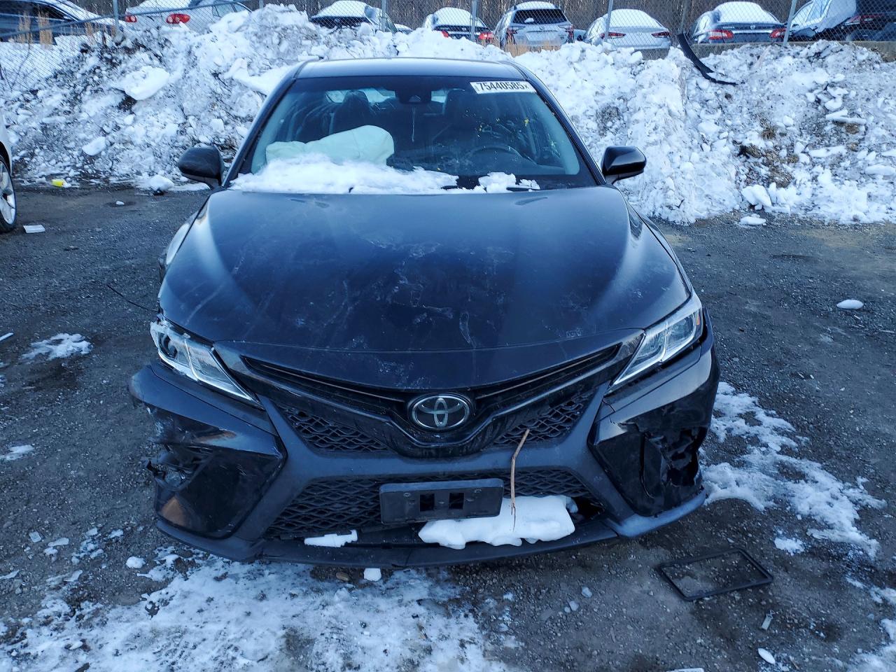 2018 TOYOTA CAMRY SE photo 5