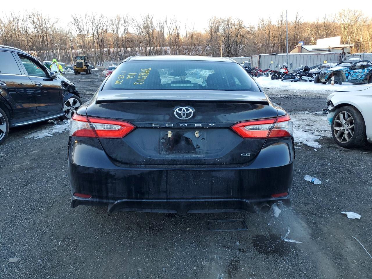 2018 TOYOTA CAMRY SE photo 6