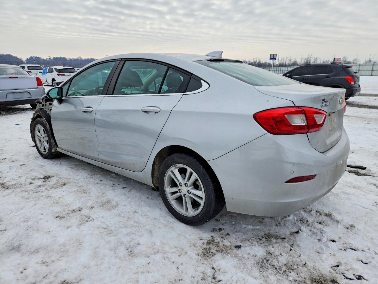 2017 CHEVROLET CRUZE LT photo 2