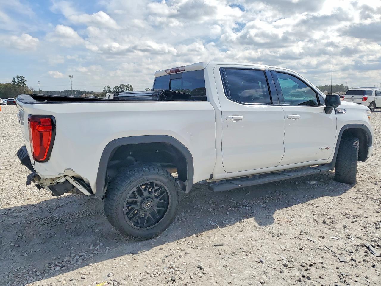 2021 GMC SIERRA K1500 AT4 photo 3