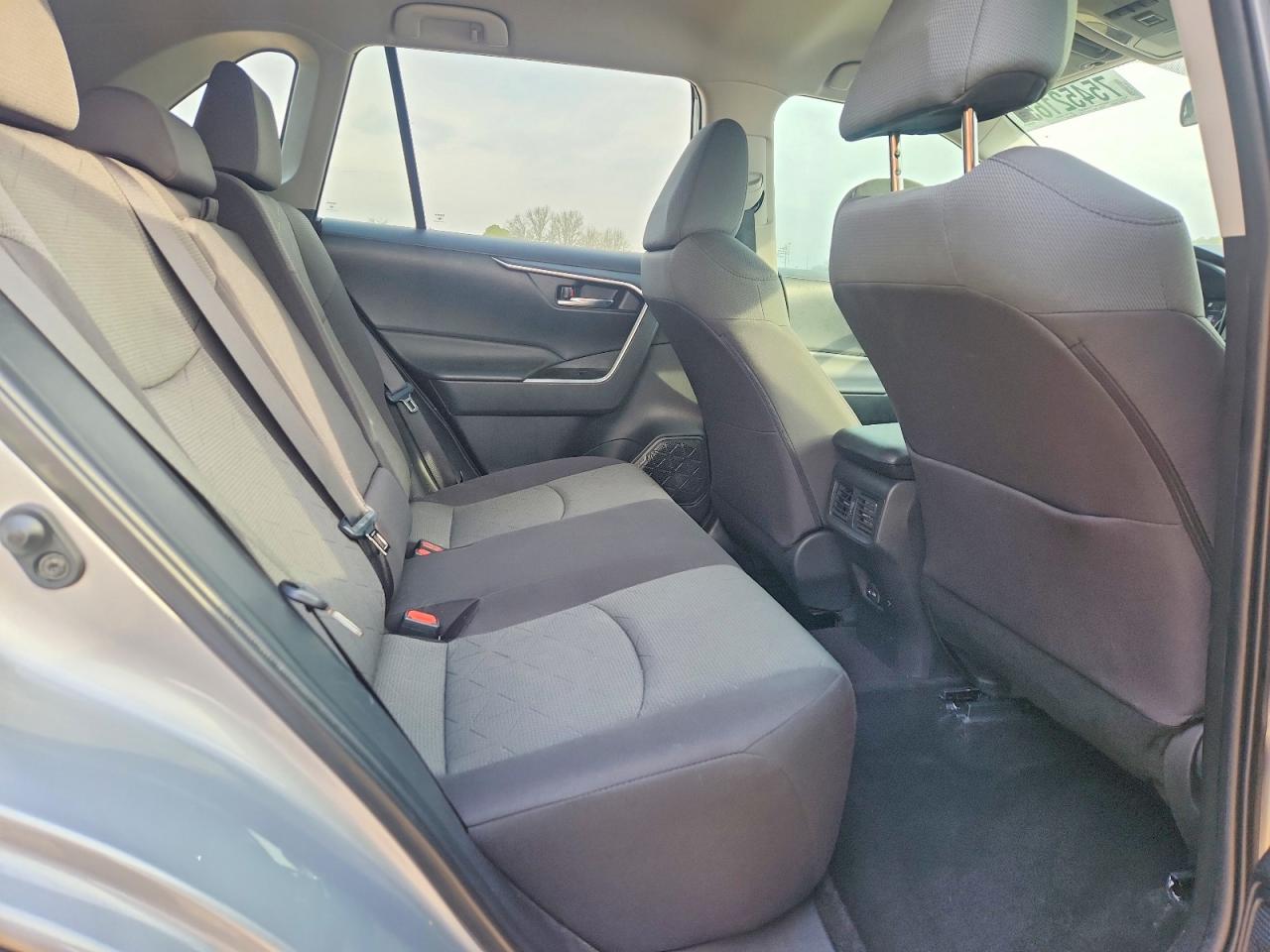 2022 TOYOTA RAV4 XLE photo 21