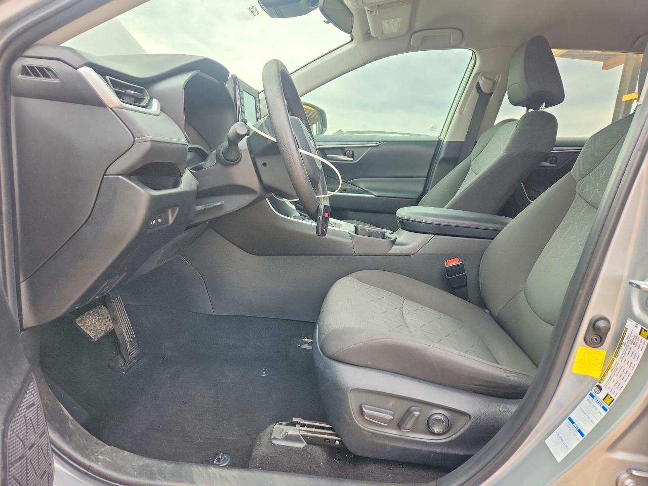 2022 TOYOTA RAV4 XLE photo 13