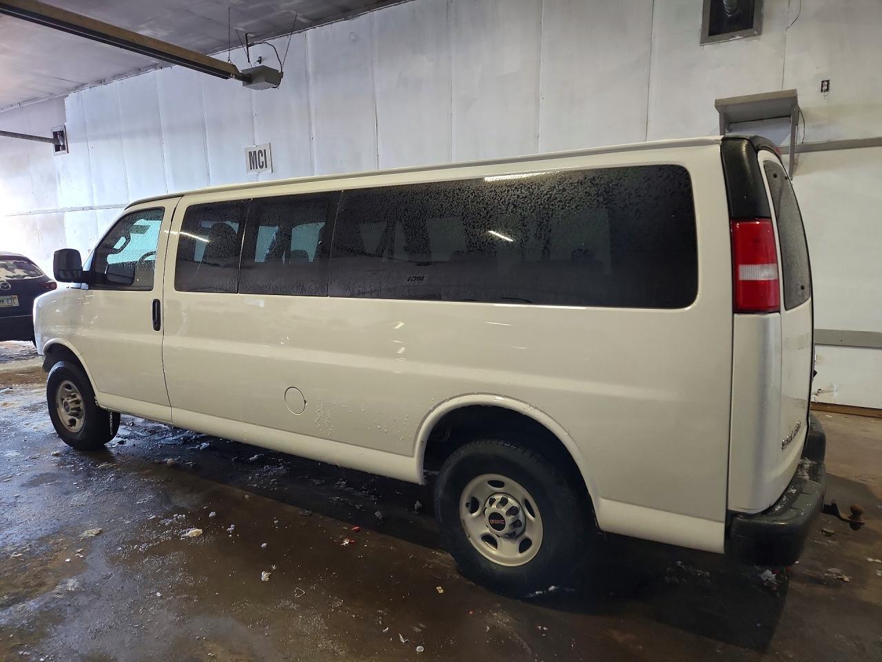 2023 GMC SAVANA G3500 LS photo 2