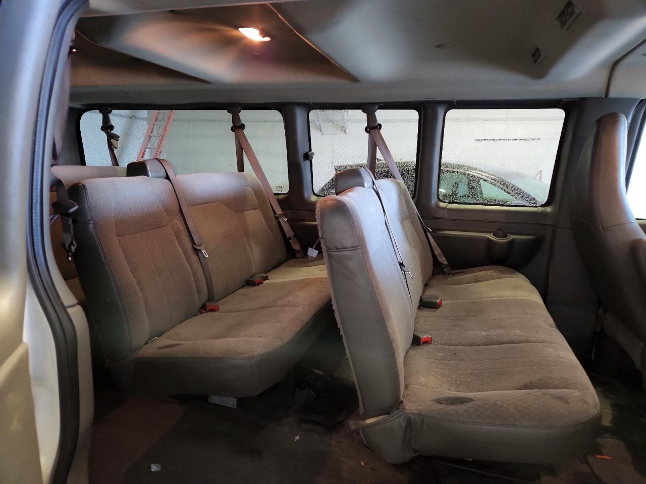 2023 GMC SAVANA G3500 LS photo 11
