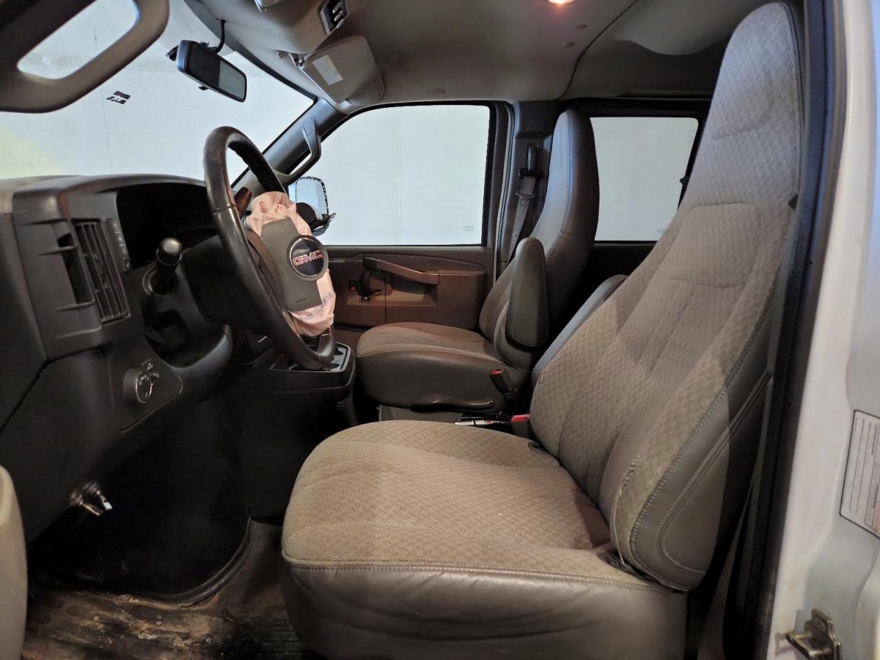 2023 GMC SAVANA G3500 LS photo 7