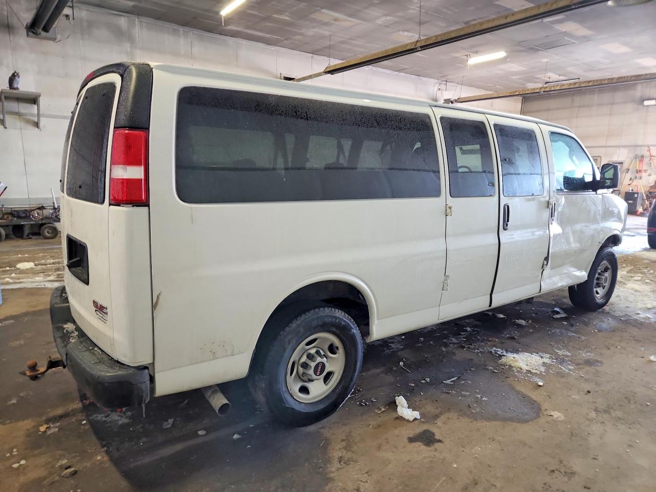 2023 GMC SAVANA G3500 LS photo 3