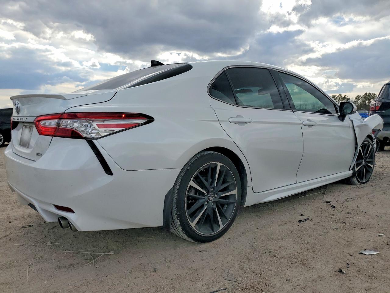 2019 TOYOTA CAMRY XSE photo 3
