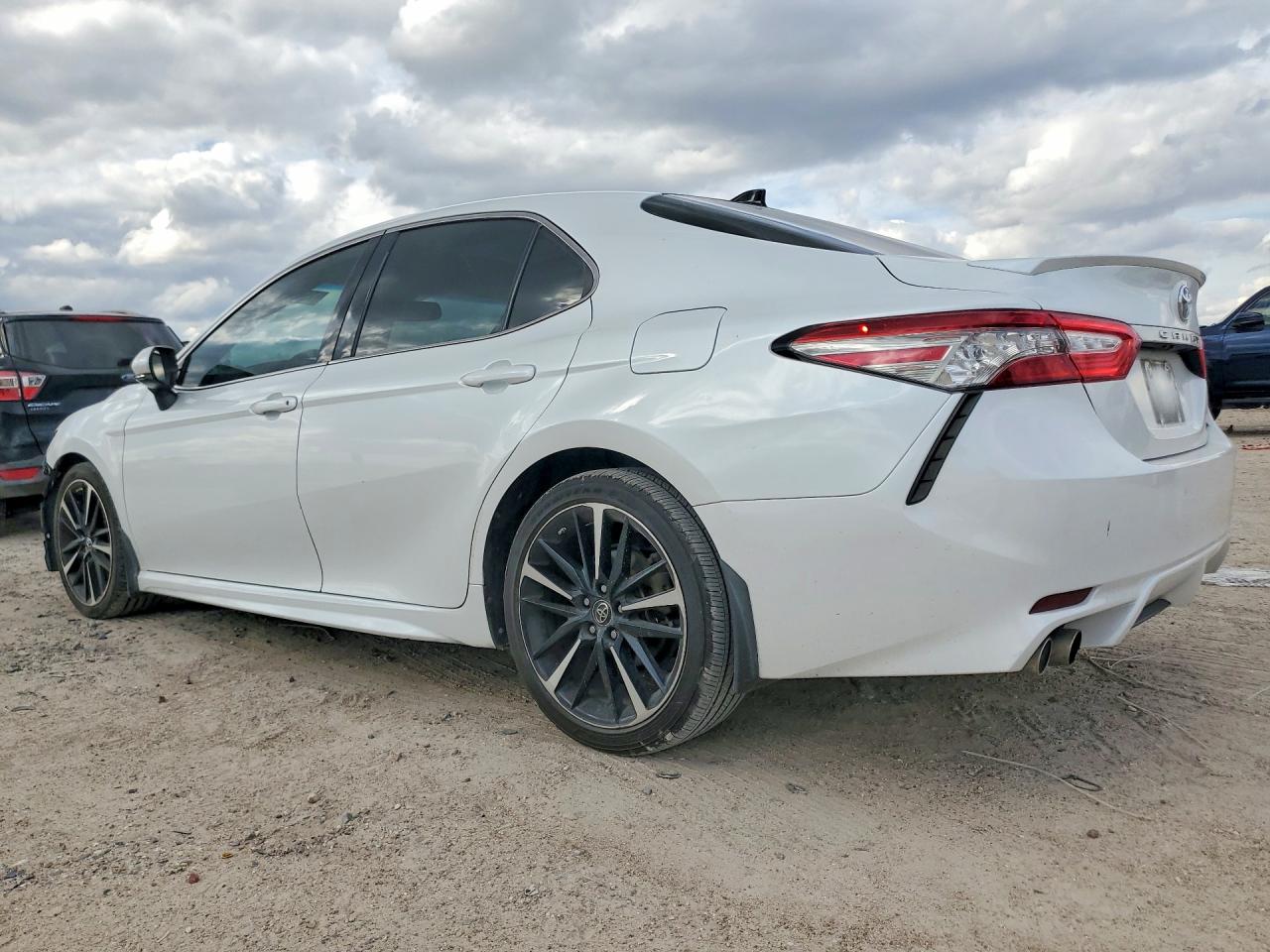 2019 TOYOTA CAMRY XSE photo 2