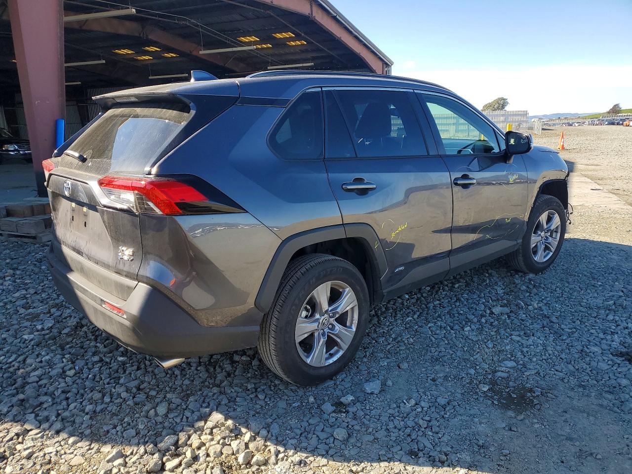 2025 TOYOTA RAV4 XLE photo 3