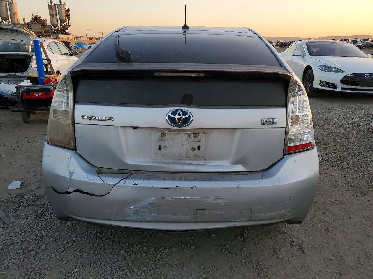 2010 TOYOTA PRIUS III photo 11