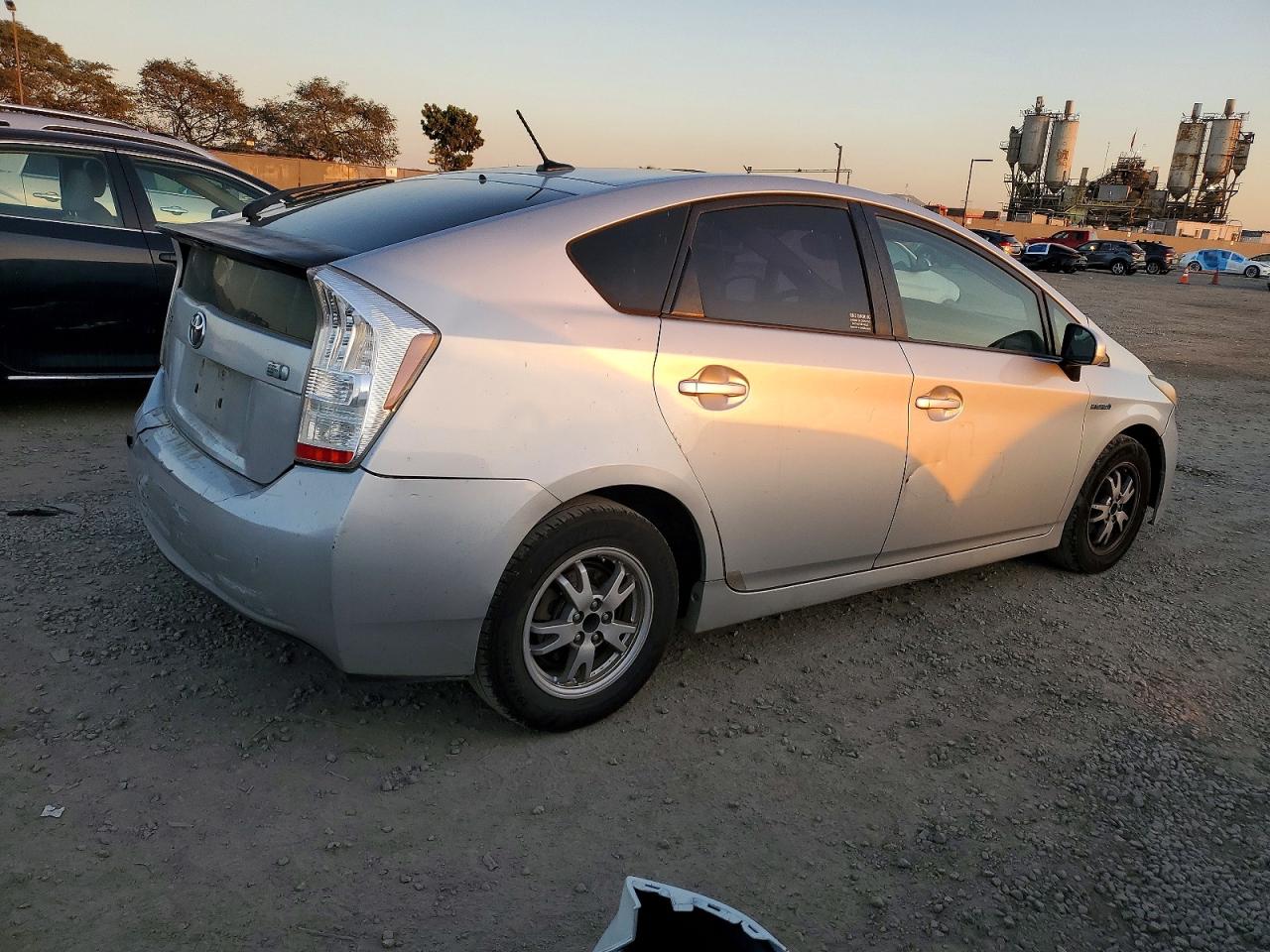 2010 TOYOTA PRIUS III photo 5