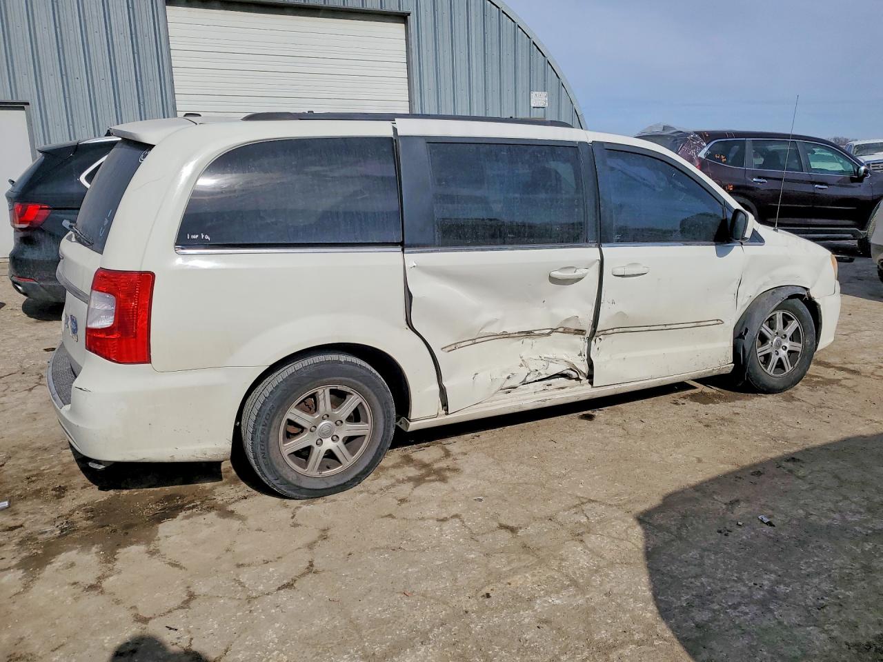 2012 CHRYSLER TOWN & COUNTRY TOURING photo 5