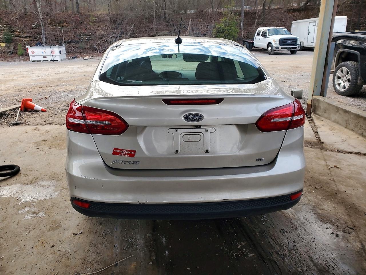 2017 FORD FOCUS SE photo 16