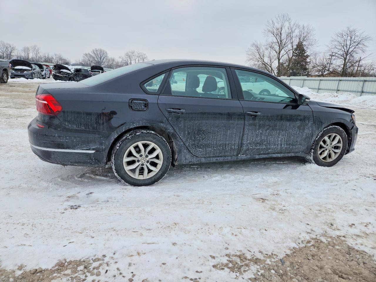 2018 VOLKSWAGEN PASSAT S photo 3