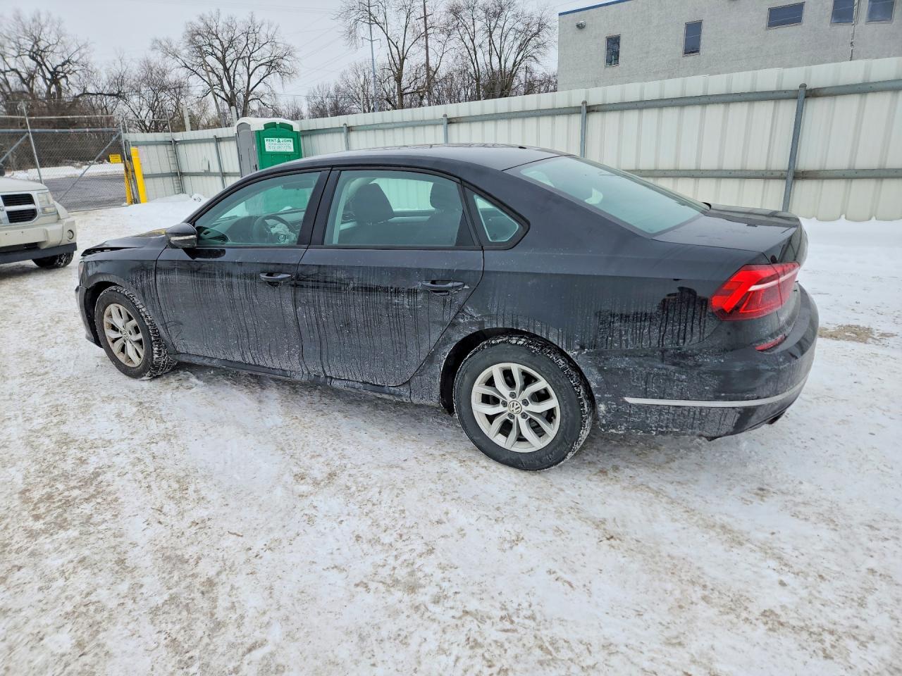 2018 VOLKSWAGEN PASSAT S photo 2