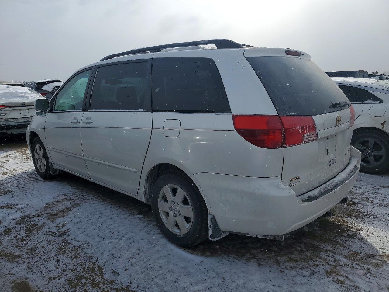 2004 TOYOTA SIENNA photo 3