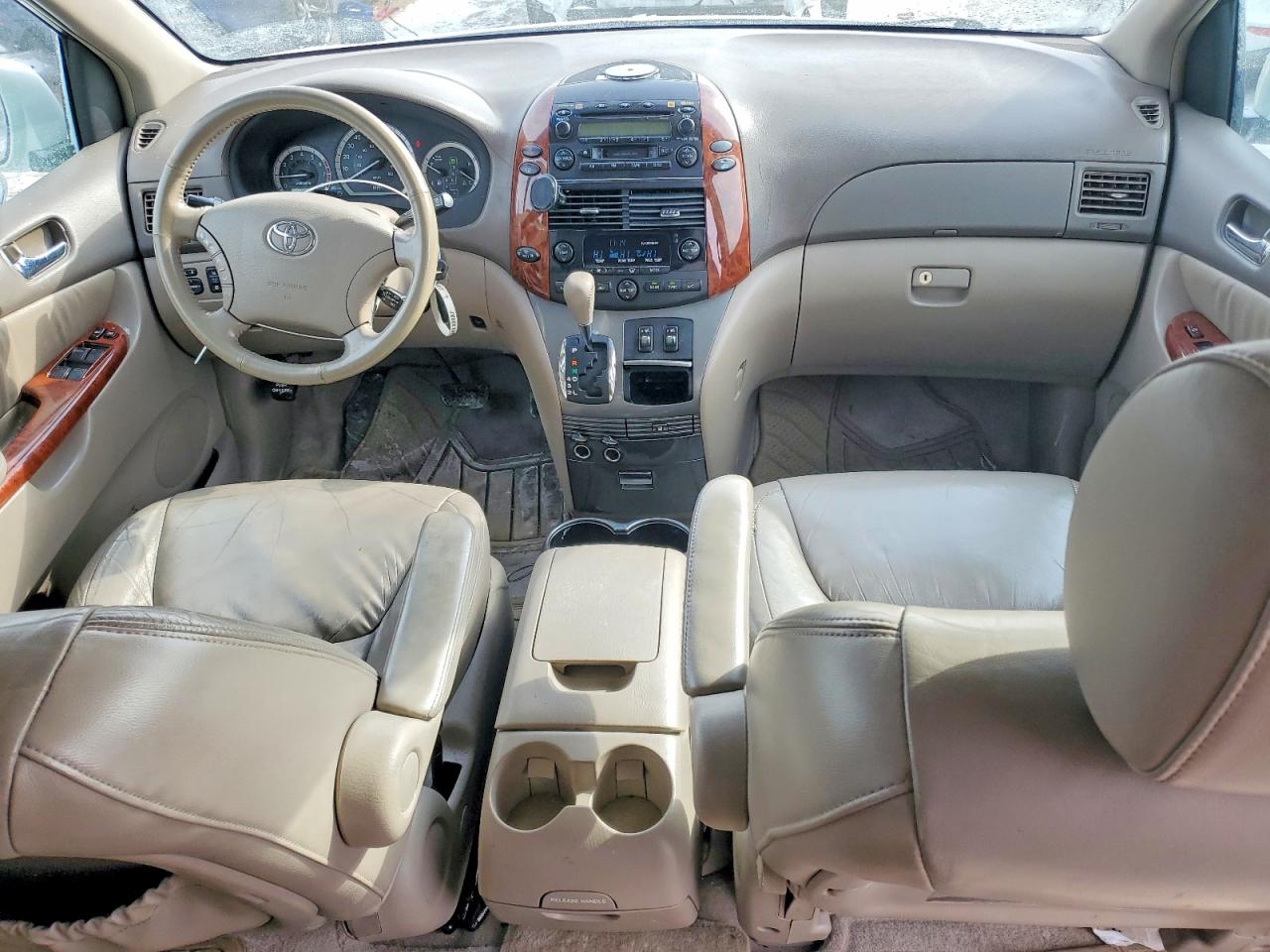 2004 TOYOTA SIENNA photo 15