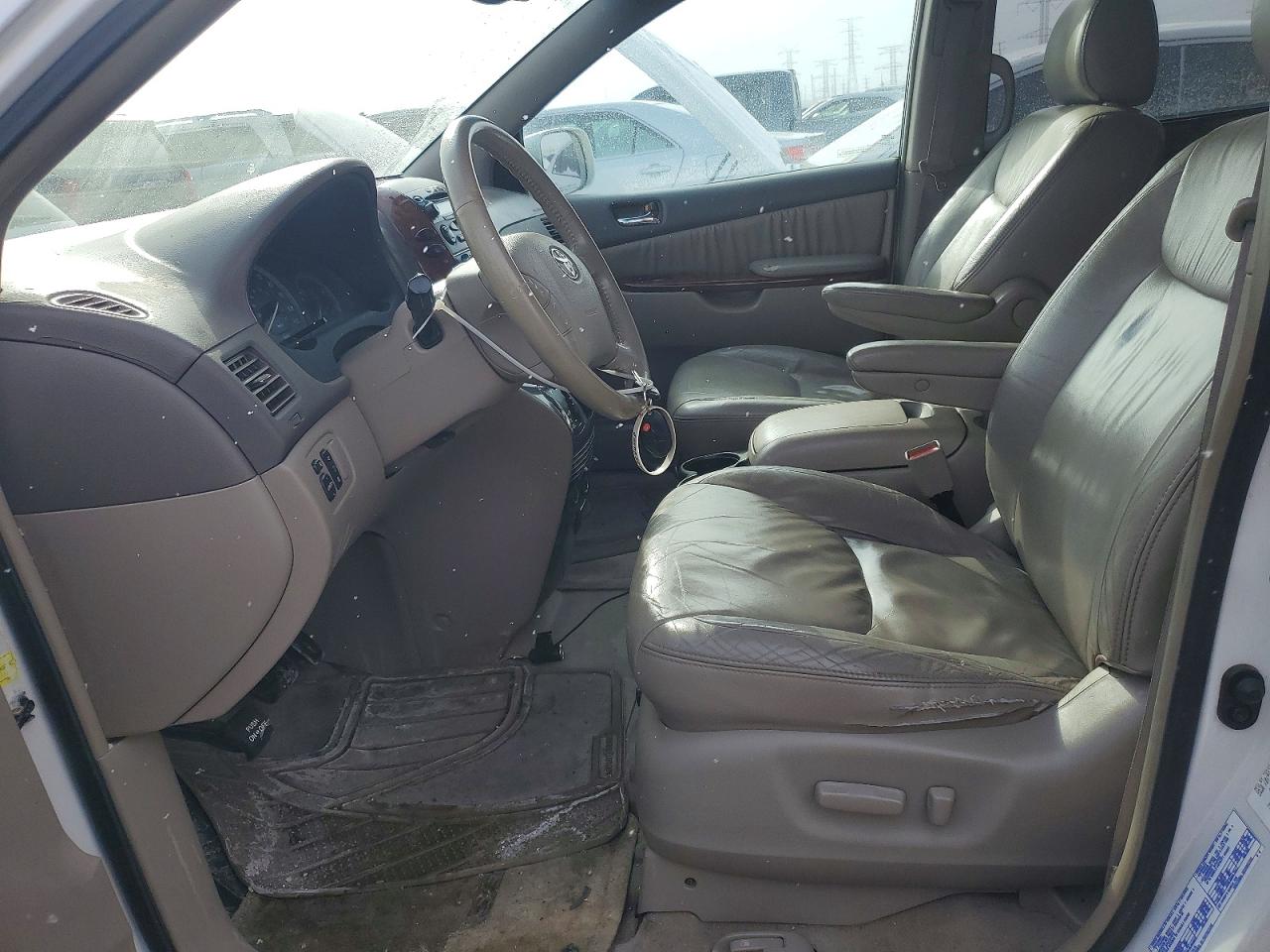 2004 TOYOTA SIENNA photo 13