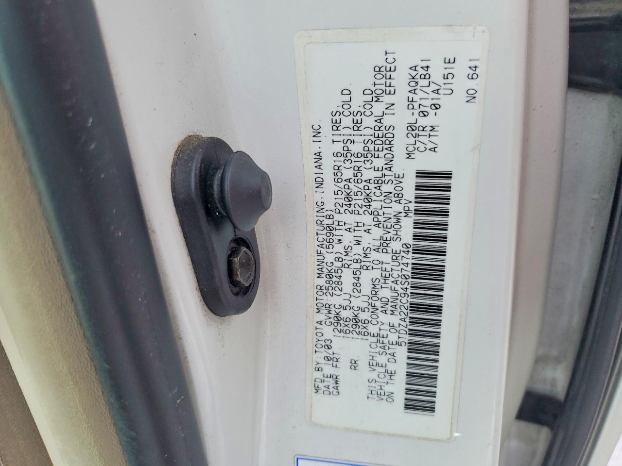 2004 TOYOTA SIENNA photo 23