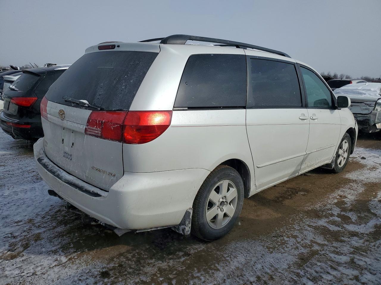 2004 TOYOTA SIENNA photo 5