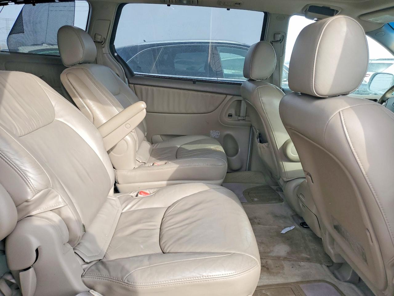 2004 TOYOTA SIENNA photo 19