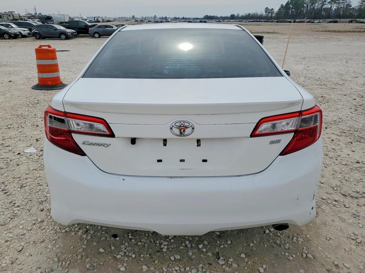 2014 TOYOTA CAMRY SE photo 16