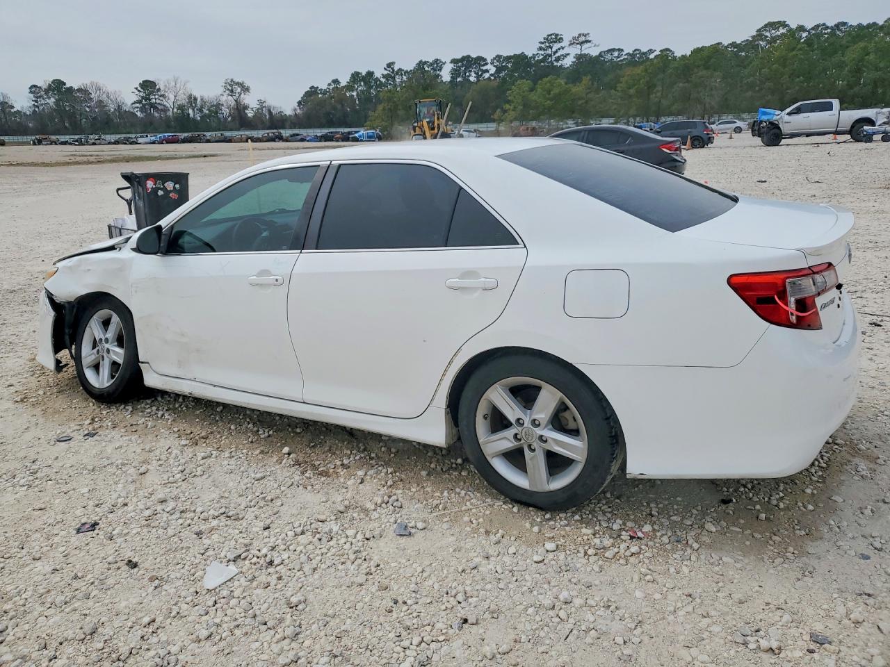 2014 TOYOTA CAMRY SE photo 4
