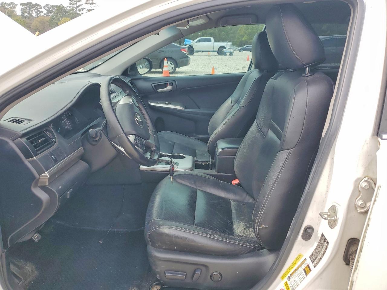 2014 TOYOTA CAMRY SE photo 19