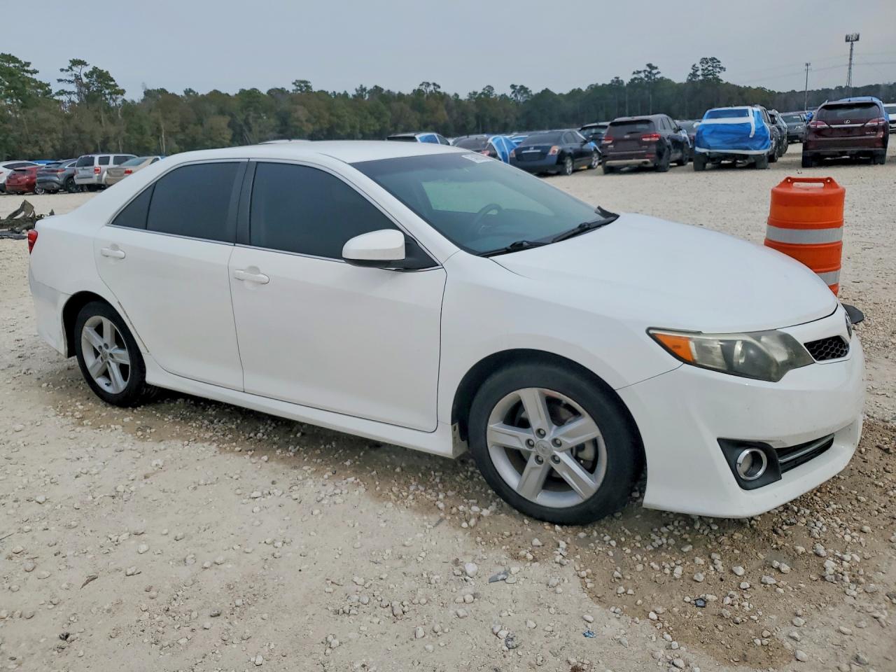 2014 TOYOTA CAMRY SE photo 10