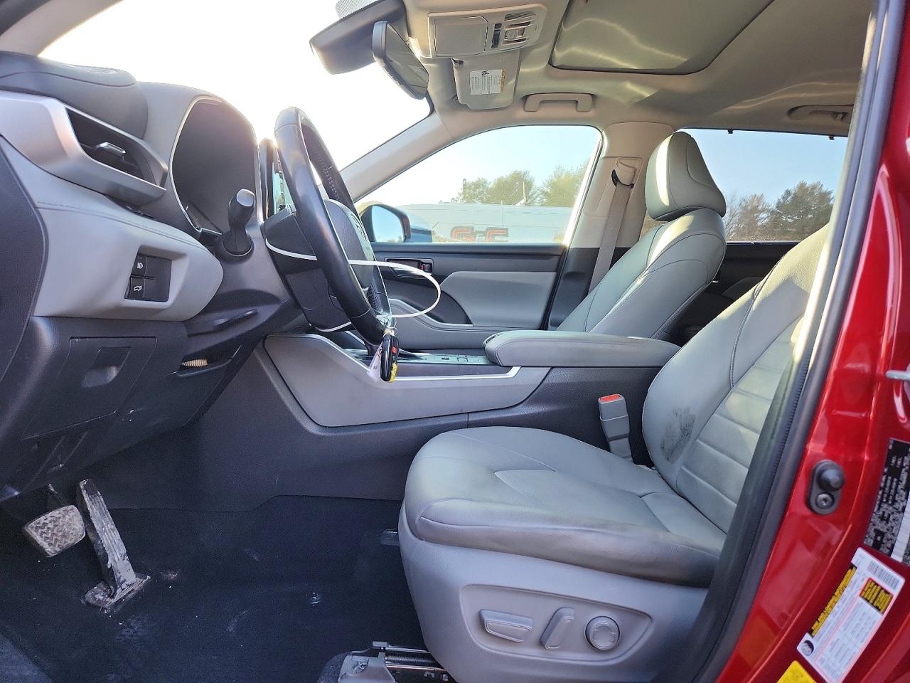 2022 TOYOTA HIGHLANDER XLE photo 13