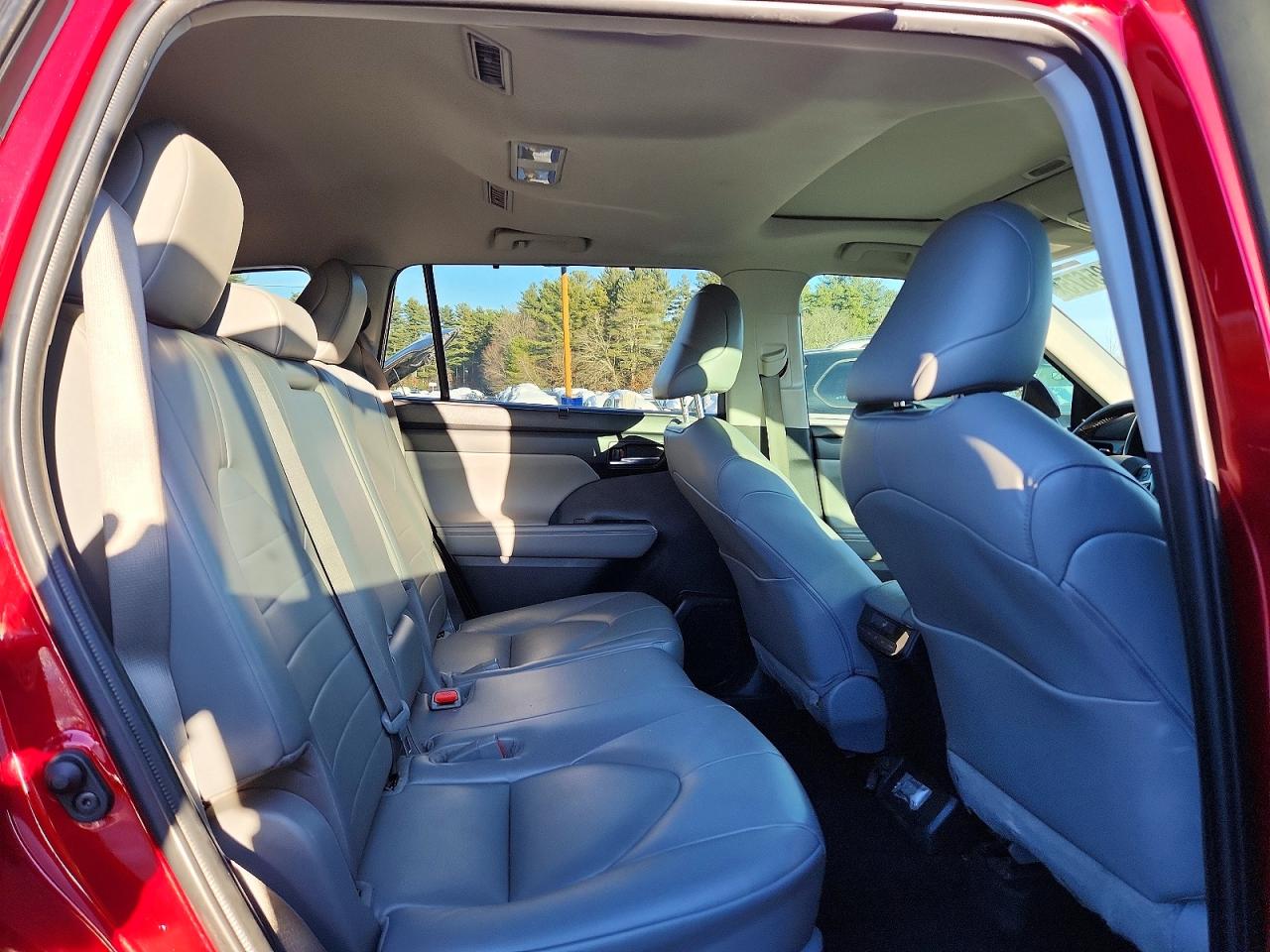 2022 TOYOTA HIGHLANDER XLE photo 21