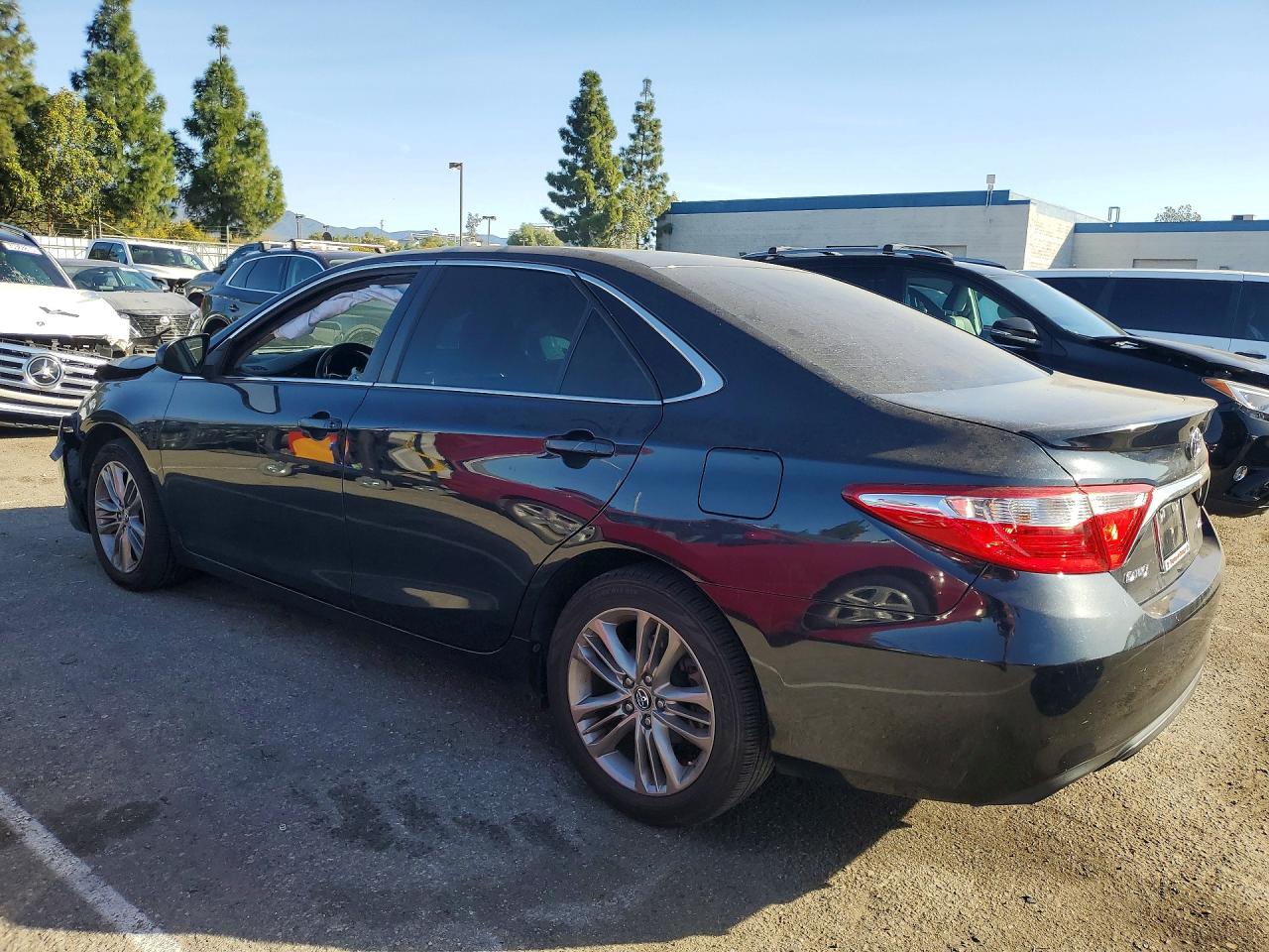 2017 TOYOTA CAMRY SE photo 3